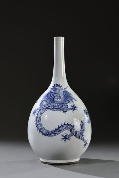 null 
CHINE - Vers 1800




Très grand vase bouteille à haut col en porcelaine, à...