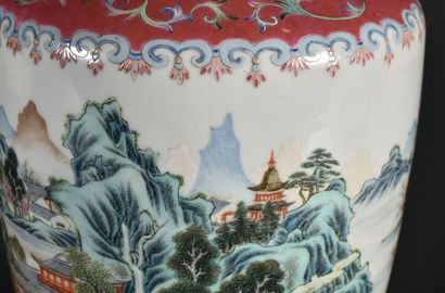 null 
CHINE - Début du XIXe siècle




Très beau vase en porcelaine, à décor Famille...