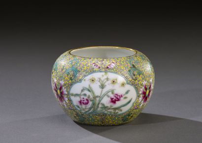 null 
CHINE - Fin du XVIIIe siècle




Petit bol en porcelaine, à fin décor Famille...