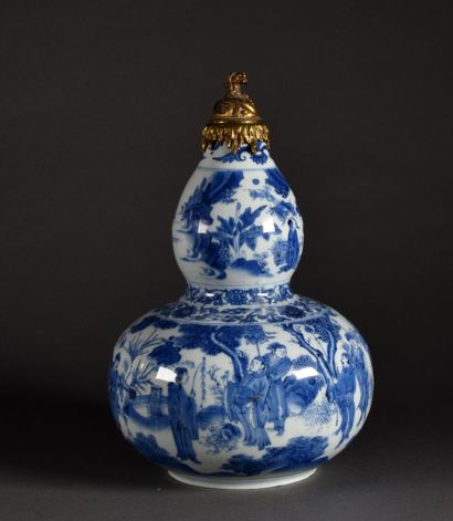 null 
CHINE - XIXe siècle




Vase coloquinte en porcelaine, à décor blanc bleu de...