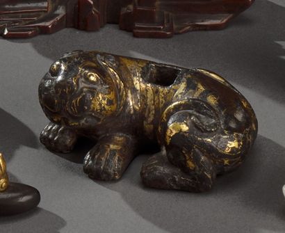 null 
CHINE - Epoque HAN (206 av J.C. - 220)




Petit tigre couché, en bronze plein...