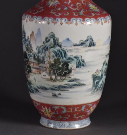 null 
CHINE - Début du XIXe siècle




Très beau vase en porcelaine, à décor Famille...