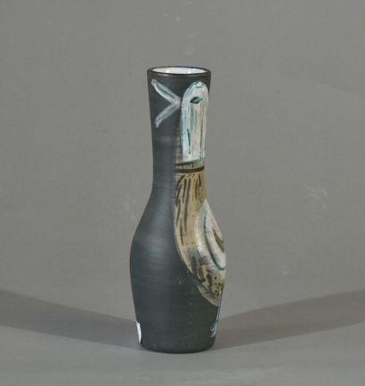 null Jacques INNOCENTI (1926-1958) 

Vase à décor d'un oiseau monogrammé JC

H. 22...