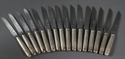 null Suite de seize couteaux de table en argent fourré modèle à filets (très légères...