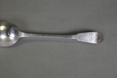 null Cuillère à ragoût en argent uni plat, gravée CG

Grenoble, 1769 - 1770

Maître-Orfèvre...