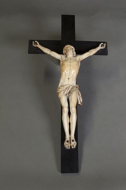 null **Important crucifix en ivoire : Christ expirant

XVIIe siècle

H. 27 cm BL

Gerces....
