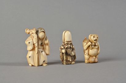 ** JAPON - Époque MEIJI (1868-1912), vers 1900 Ensemble de trois netsuke en ivoire...