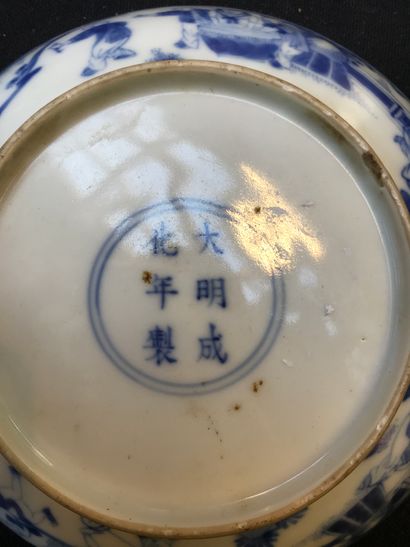 CHINE - fin du XVIIème siècle Coupelle en porcelaine blanc-bleu à décor de karako...