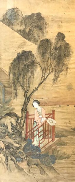 CHINE - fin du XVIIIème siècle Grande peinture sur soie figurant une dame à l'éventail...