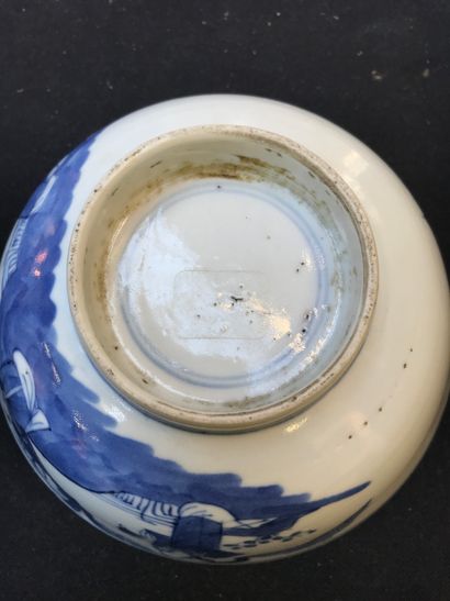 CHINE - Début du XIXème siècle Coupe en porcelaine blanc-bleu, à décor de trois sages...