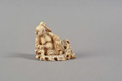 ** CHINE – début du XIXème siècle Okimono en ivoire d’éléphant figurant Hotei avec...