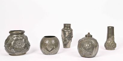 Ensemble de cinq vases en étain ciselé et martelé comprenant trois vases de forme...