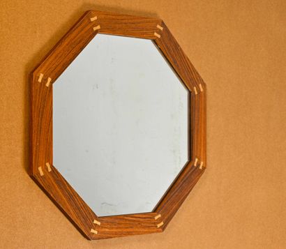 TRAVAIL SCANDINAVE Miroir hexagonale, encadrement en teck assemblé par des queues...