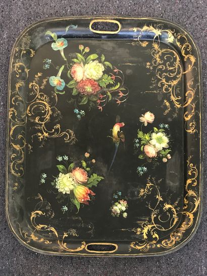 PLATEAU en tôle à décor peint de fleurs sur fond noir

Epoque Napoléon III

l. 62...