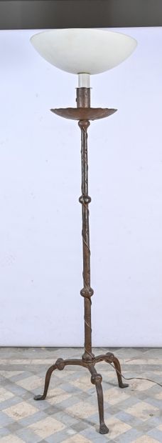 Lampadaire tripode En fonte à anneaux et losanges gravés 
Style médiéval.