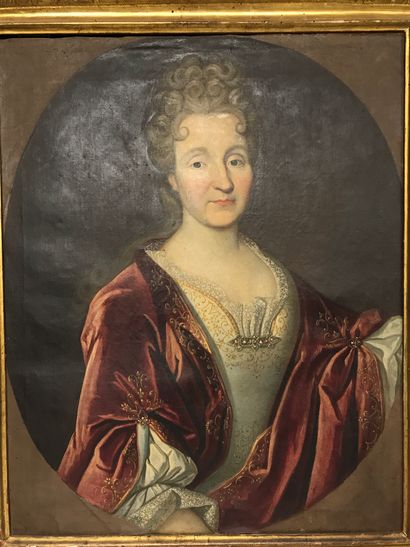 Ecole Française du XVIIIème siècle Portrait de femme drapée de rouge à la barrette...