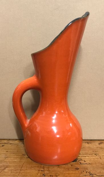 Pol CHAMBOST (1906-1983) Pichet en céramique émaillée orange brillant à l'extérieur...