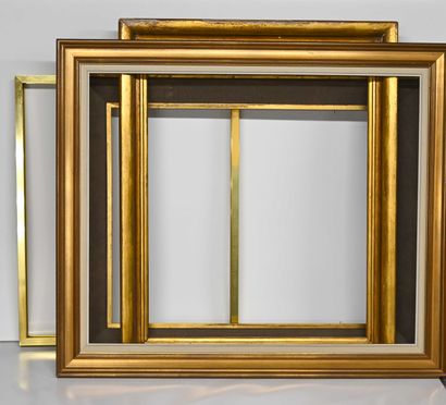 Ensemble de quatre cadres dont : -Cadre baguettes moderne en bois doré (H. 71,5 cm...