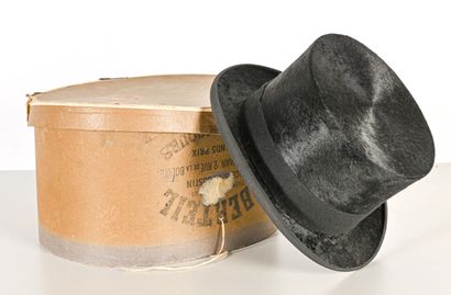 Chapeau haut de forme en tissu feutré noir 
Dans sa boîte A. BERTEIL Paris