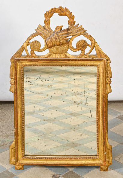 MIROIR Á FRONTON en bois doré à décor d’épis et couronne 
XVIIIe siècle 
H. 72 cm...