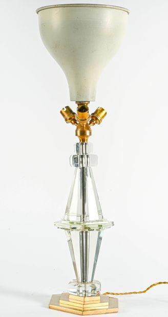 Edition MORAND Travail des années 1940

Lampe, base octogonnale en laiton surmonté

de...