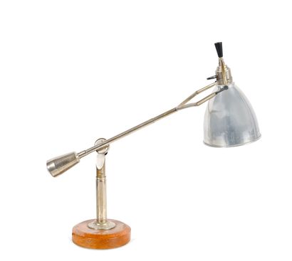 EDOUARD WILFRID BUQUET (1886-?) Lampe de bureau montée sur balancier.

Abat-jour...