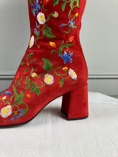 null FREE LANCE

Paire de bottes en daim rouge entièrement rebrodé de fleurs multicolore,...