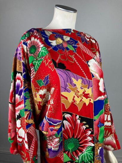 null KANSAI

Robe tunique robe courte en crêpe rouge imprimé d'un motif floral exotique...