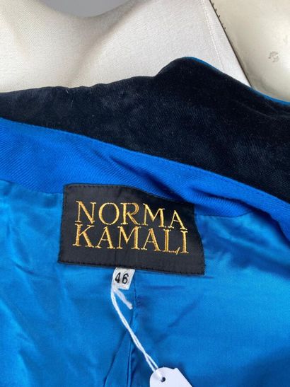 null NORMA KAMALLI

Ensemble en drap turquoise, veste à double col velours noir,...