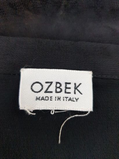 null MONTANA, OZBEK

Lot comprenant un pantalon droit ample noir et une jupe courte...