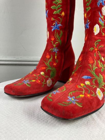 null FREE LANCE

Paire de bottes en daim rouge entièrement rebrodé de fleurs multicolore,...