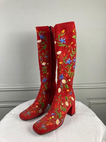 null FREE LANCE

Paire de bottes en daim rouge entièrement rebrodé de fleurs multicolore,...