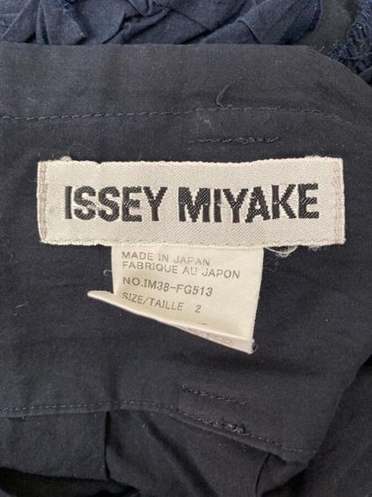 null ISSEY MIYAKE n°IM38-FG513

Jupe longue en coton plissé marine rehaussé d'une...