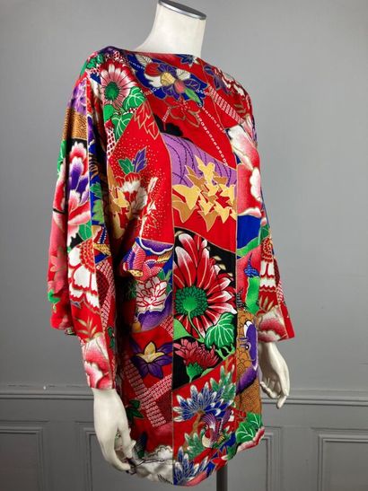null KANSAI

Robe tunique robe courte en crêpe rouge imprimé d'un motif floral exotique...