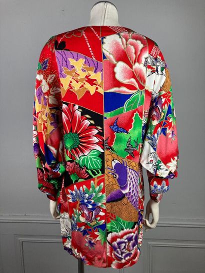 null KANSAI

Robe tunique robe courte en crêpe rouge imprimé d'un motif floral exotique...