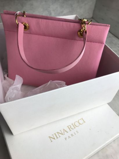 null NINA RICCI

Petit sac du soir en satin rose, fermoir aimanté, double poignée...