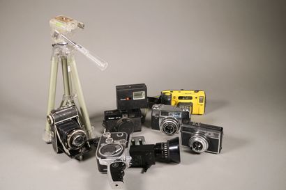 null Lot comprenant : un folding Balda Baldax, un Bolex 200 M, un reflex P3 8mm,...