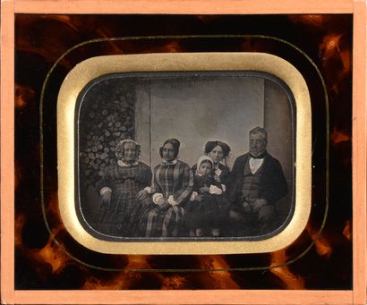 null Anonyme France vers 1860

Portrait d'un groupe de cinq personnes posant à l'extérieur...