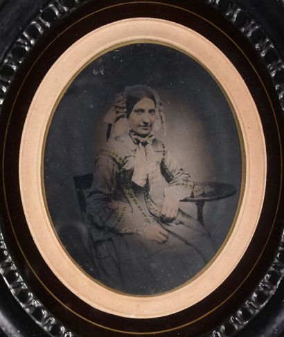 null Anonyme France vers 1860

Portrait d'une jeune femme assise et accoudée à un...