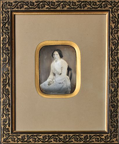 null Anonyme France vers 1845

Portrait d'une jeune femme assise dans une robe imprimée

Daguerréotype...