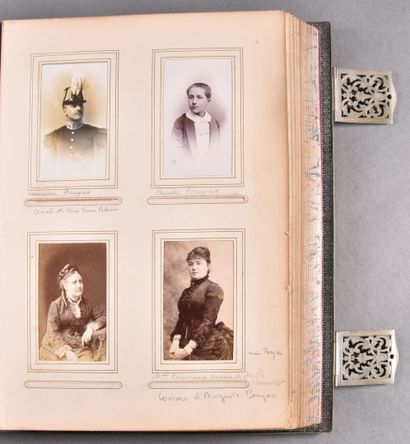 null Solennelle et heureuse vie de famille 1890/1920

Réunion de deux albums, le...