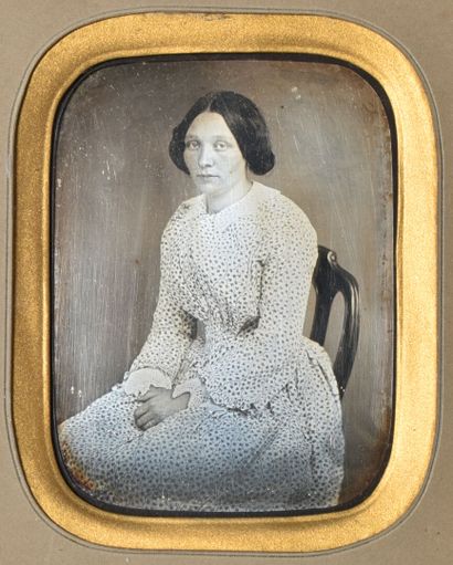 null Anonyme France vers 1845

Portrait d'une jeune femme assise dans une robe imprimée

Daguerréotype...