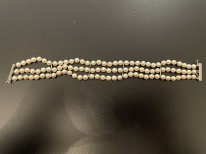 null Bracelet formé de trois rangs de perles de culture blanches, réunis par 6 barrettes...