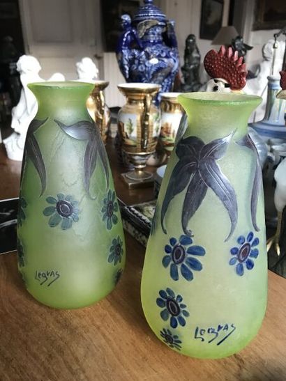null Trois vases LEGRAS :

- Vase en verre marmoréen rouge à décor de formes géométriques.

Époque...