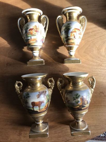 null PARIS, XIXème siècle

Deux paire de vases en porcelaine à décor champêtre

H....