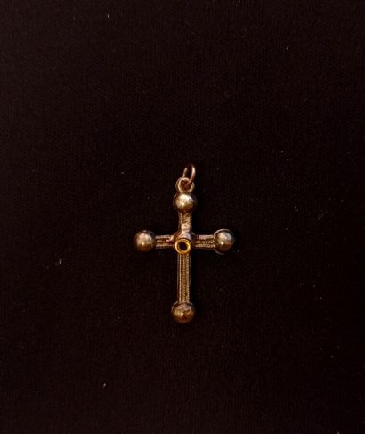null Lot de bijoux fantaisie comprenant deux joncs imitant l'écaille, une croix en...