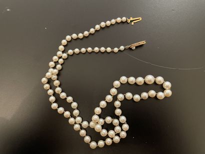 Collier formé de 87 perles de culture blanches...