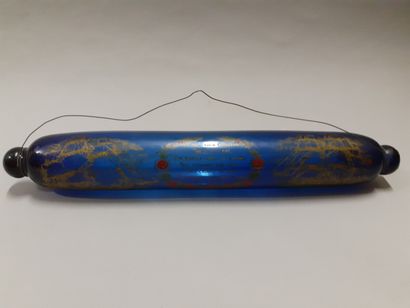 null Un "Rolling-pin" en verre bleuté à décor en décalcomanie de deux voiliers entourant...