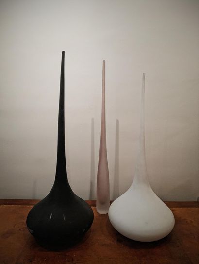  VIVARINI 
Suite de trois vases soliflores 
en verre soufflé et sablé (cols non brut...