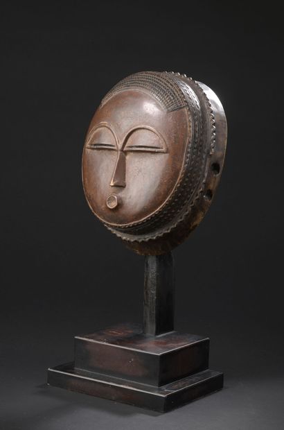 null Masque Baoulé dit « Lune », Côte d'Ivoire 

H. 21 cm



« Le masque, notamment...